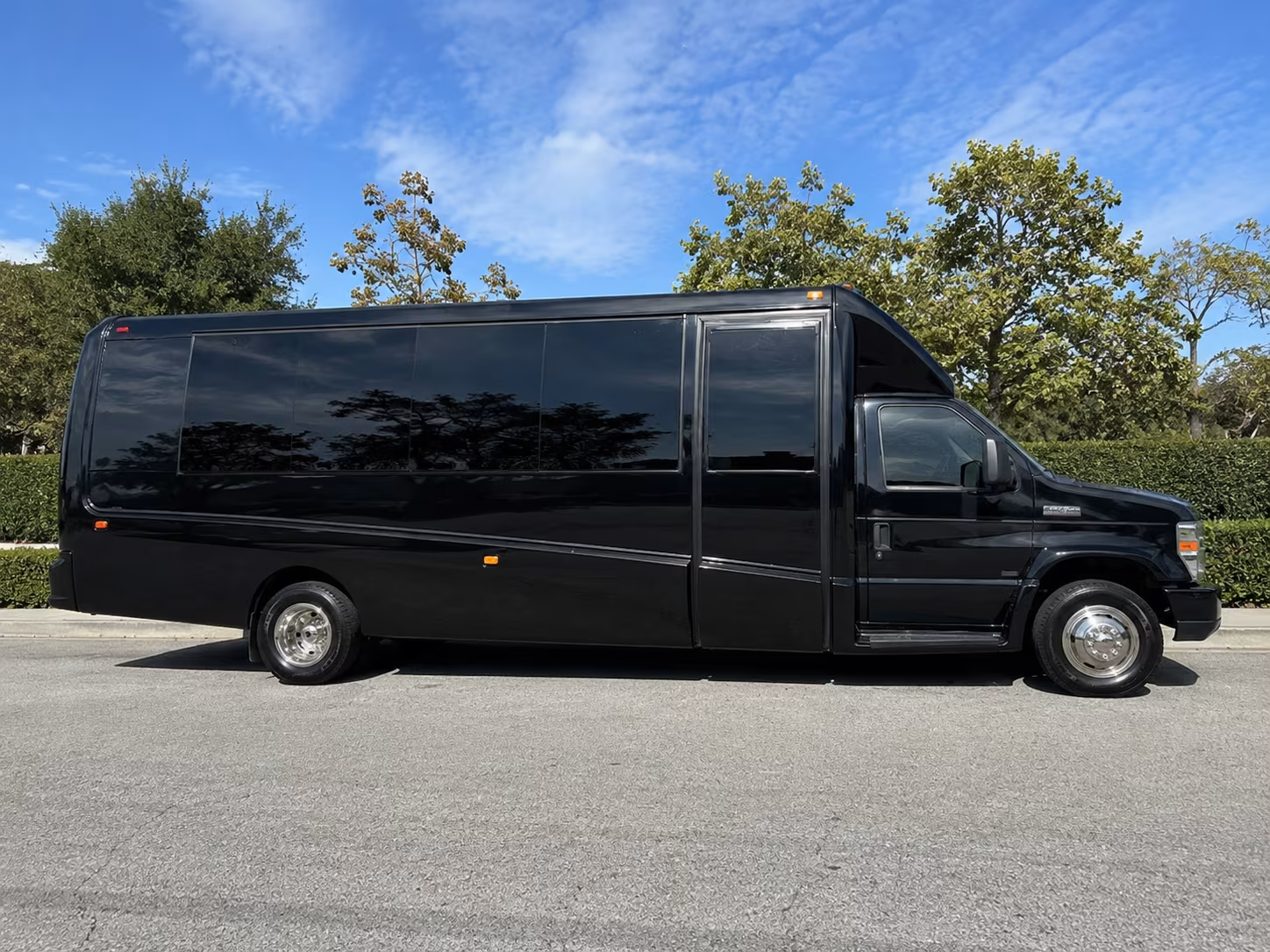 minibuses and charter buses for connecticut zoo and nature field trips